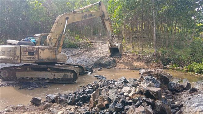 Sửa chữa đường vào vùng sản xuất, trồng rừng nguyên liệu cho đồng bào xã Phước Thành, huyện Phước Sơn. (Ảnh: Đoàn Hữu Trung/TTXVN) Quảng Nam: Chưa giải ngân hết vốn khắc phục hậu quả thiên tai năm 2022 ảnh 1