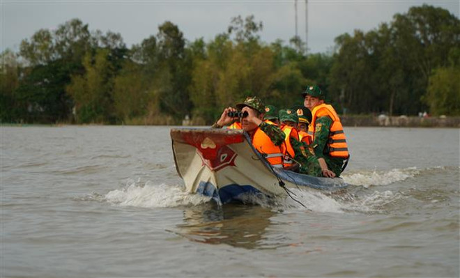Đồng Tháp: Tăng cường chống buôn lậu khu vực biên giới mùa nước nổi ảnh 1