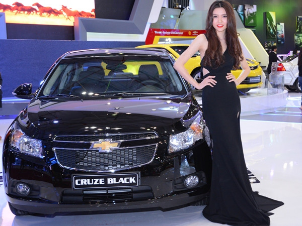 Chevrolet Cruze Black Edition có giá 682 triệu đồng số lượng hạn chế ảnh 1