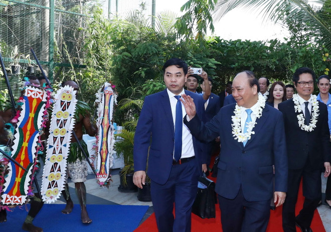 Nghi thức đón Thủ tướng Nguyễn Xuân Phúc theo phong cách truyền thống của thổ dân Papua New Guinea. (Ảnh: Thống Nhất/TTXVN) Thủ tướng đến Papua New Guinea bắt đầu chương trình dự APEC 26 ảnh 1