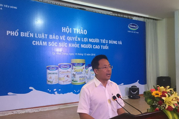 Ông Nguyễn Ngọc Thành - Giám đốc kinh doanh miền trung II - Vinamilk - chia sẻ với người tiêu dùng những thông tin về công ty. Vinamilk chăm sóc sức khỏe cho gần 80.000 người cao tuổi năm 2016 ảnh 1