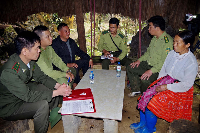 Gia đình ông Khà A Lứ cùng cán bộ Ban quản lý Khu Bảo tồn thiên nhiên trao đổi về việc phát triển du lịch sinh thái. (Ảnh: Thanh Hải/TTXVN) Hòa Bình: Người Mông giữ rừng nguyên sinh phát triển du lịch bền vững ảnh 2