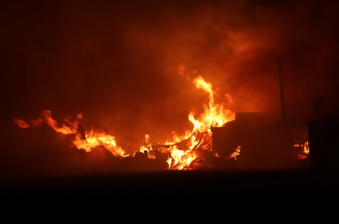 11 xe cứu hỏa cùng 100 chiến sỹ dập tắt đám cháy lớn tại Thanh Hóa ảnh 2