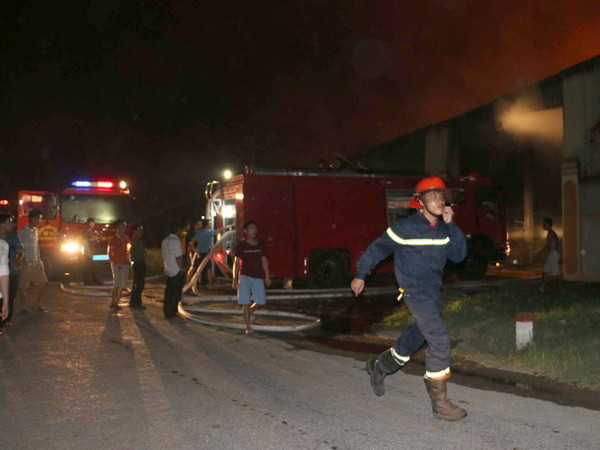 11 xe cứu hỏa cùng 100 chiến sỹ dập tắt đám cháy lớn tại Thanh Hóa ảnh 1