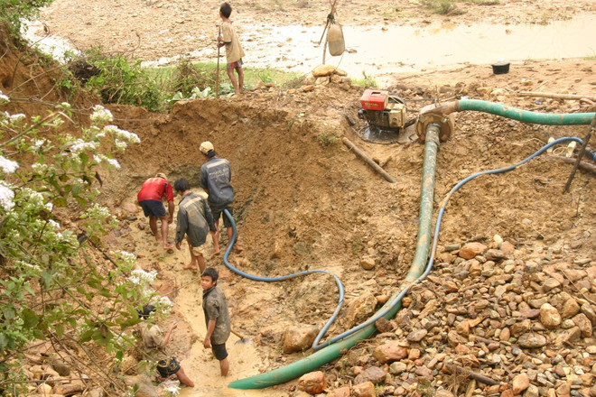 Vấn nạn khai thác vàng trái phép diễn ra rầm rộ tại các huyện miền núi tỉnh Quảng Nam. (Ảnh: PV/Vietnam+) Vấn nạn "vàng tặc": "Không loại trừ việc chính quyền bao che, phớt lờ" ảnh 1