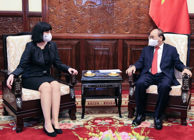 Chủ tịch nước Nguyễn Xuân Phúc tiếp Đại sứ Romania, bà Cristiana Romila. (Ảnh: Thống Nhất/TTXVN) Chủ tịch nước Nguyễn Xuân Phúc tiếp các Đại sứ trình Quốc thư ảnh 3