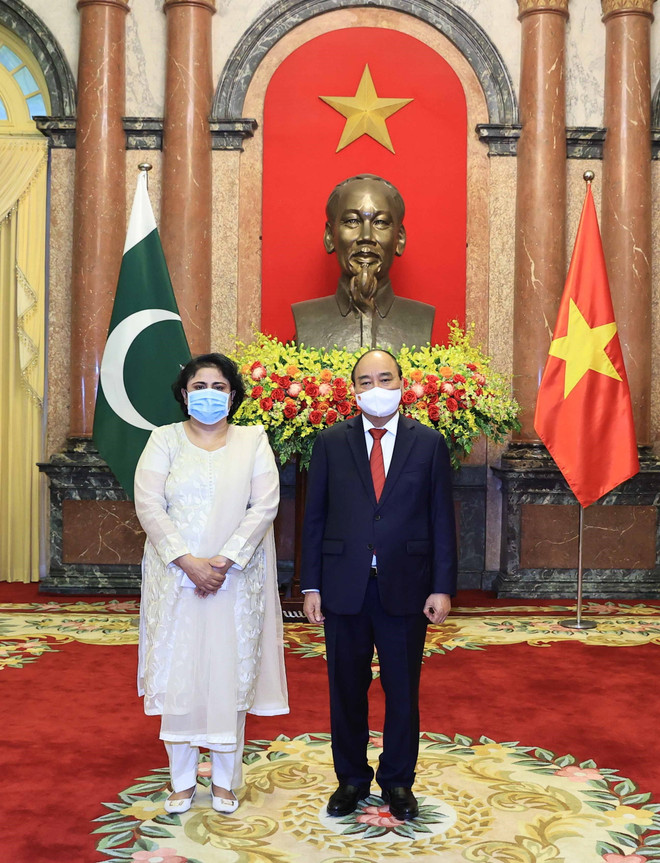 Chủ tịch nước Nguyễn Xuân Phúc và Đại sứ Pakistan Samina Mehtab tại Lễ trình Quốc thư. (Ảnh: Thống Nhất/TTXVN) Chủ tịch nước Nguyễn Xuân Phúc tiếp các Đại sứ trình Quốc thư ảnh 2