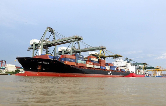 (Ảnh: TTXVN) Hàng container qua cảng biển tăng 22% trong nửa năm 2021 ảnh 1