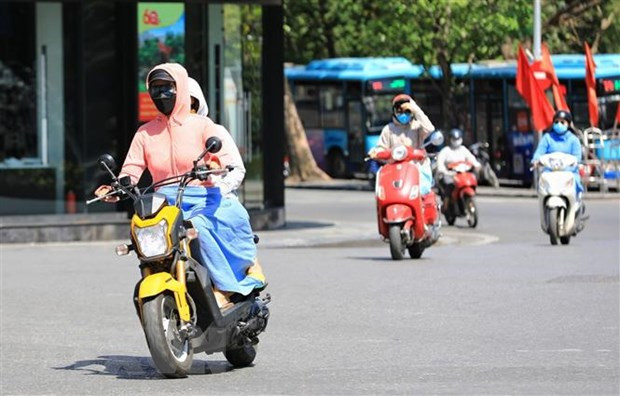 Bắc Bộ và Trung Bộ ngày nắng nóng gay gắt, chiều tối mưa dông ảnh 1