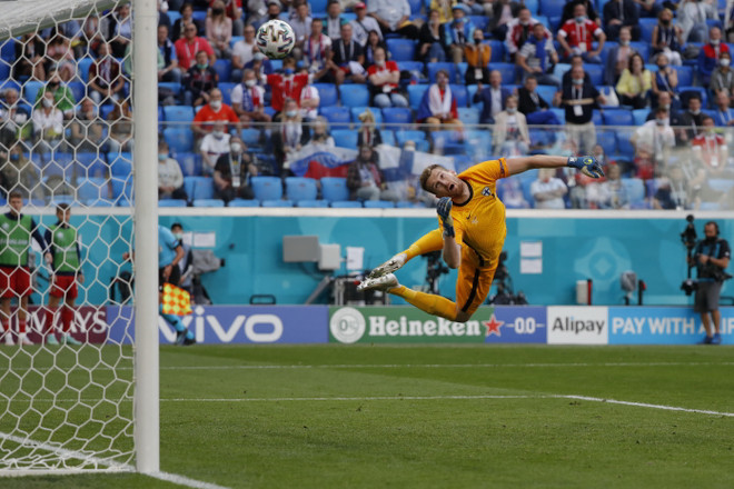 Hradecky không thể cản phá cú sút hiểm của Miranchuk. (Ảnh: AFP/TTXVN) Miranchuk ghi bàn tuyệt đẹp giúp tuyển Nga có chiến thắng đầu tiên ảnh 1
