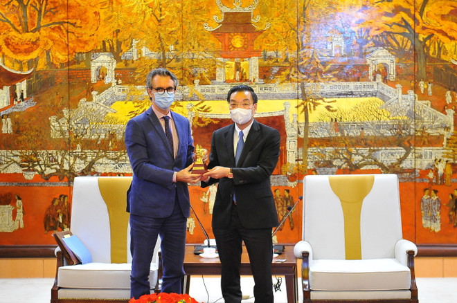 Chủ tịch UBND Thành phố Hà Nội Chu Ngọc Anh tặng quà lưu niệm cho Ngài Pier Giorgio Aliberti, Đại sứ - Trưởng Phái đoàn Liên minh Châu Âu tại Việt Nam. (Ảnh: Minh Đức/TTXVN) EU đề xuất xây dựng một trường đại học tiêu chuẩn châu Âu tại Hà Nội ảnh 1