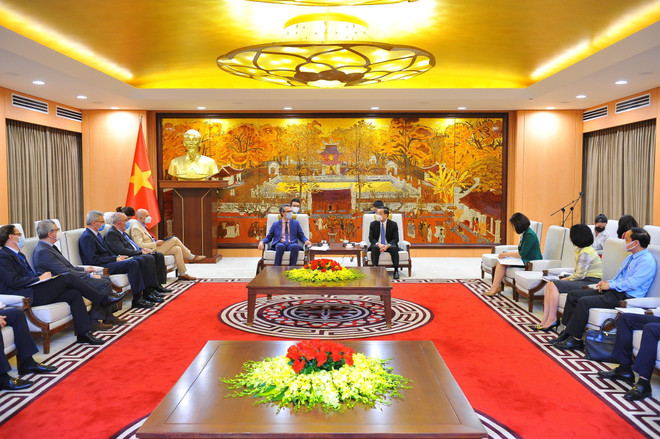 Chủ tịch UBND Thành phố Hà Nội Chu Ngọc Anh tiếp Ngài Pier Giorgio Aliberti, Đại sứ-Trưởng Phái đoàn Liên minh Châu Âu tại Việt Nam. (Ảnh: Minh Đức/TTXVN) EU đề xuất xây dựng một trường đại học tiêu chuẩn châu Âu tại Hà Nội ảnh 2