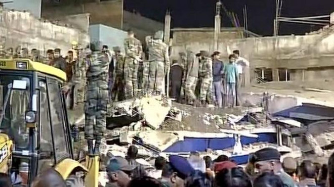 Sập nhà đang thi công ở Ấn Độ làm hàng chục người thương vong ảnh 1