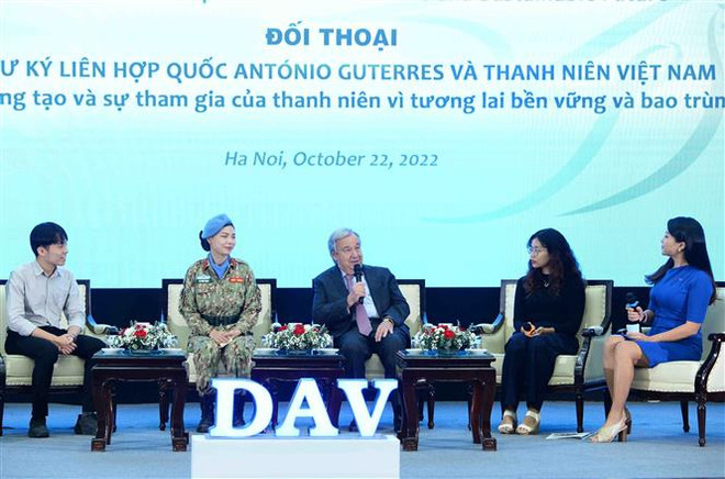 Tổng Thư ký LHQ António Guterres đối thoại với đại diện thanh niên, sinh viên Học viện Ngoại giao. (Ảnh: Minh Đức/TTXVN) "Thanh niên đi đầu trong đóng góp vào phát triển bền vững và bao trùm" ảnh 1