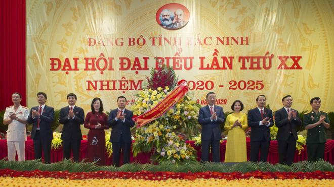 Bộ trưởng Bộ Công an Tô Lâm (thứ 5 từ phải) tặng hoa chúc mừng Đại hội. (Ảnh: Thanh Thương/TTXVN) Bộ trưởng Tô Lâm dự và chỉ đạo Đại hội Đảng bộ tỉnh Bắc Ninh ảnh 1