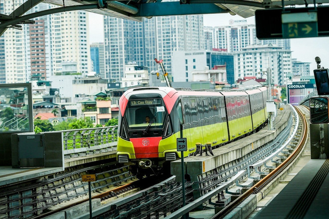 Tuyến đoạn trên cao đường sắt đô thị Nhổn-Ga Hà Nội nằm trên dải phân cách đường bộ, được hỗ trợ bằng 572 phiến dầm hình chữ U làm bằng bê tông cốt thép dự ứng lực. (Ảnh: Việt Hùng/Vietnam+) Metro Nhổn-Ga Hà Nội hoàn thành xây dựng, lắp đặt 8 nhà ga trên cao ảnh 1