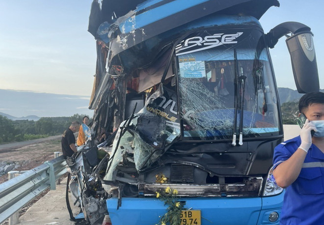 Xe khách va chạm xe tải trên cao tốc Nha Trang-Cam Lâm: 2 người chết ảnh 1