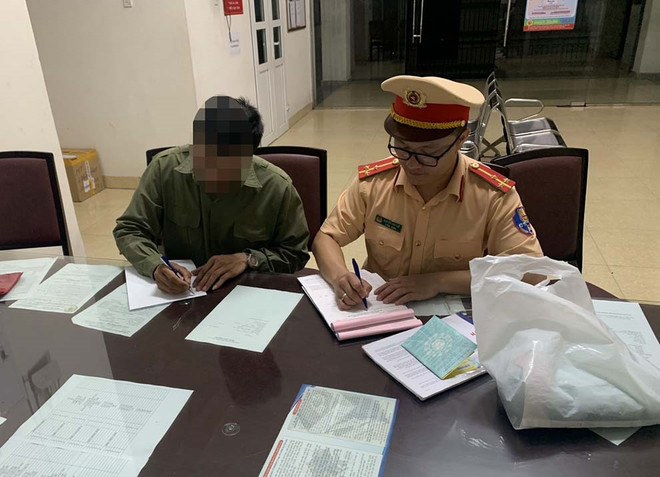 Quảng Ninh tước giấy phép lái xe với tài xế chở học sinh trên thùng xe ảnh 1