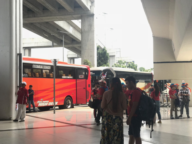 Cổ động viên Việt Nam tạo thành làn sóng đỏ rực sân bay Jakarta ảnh 3