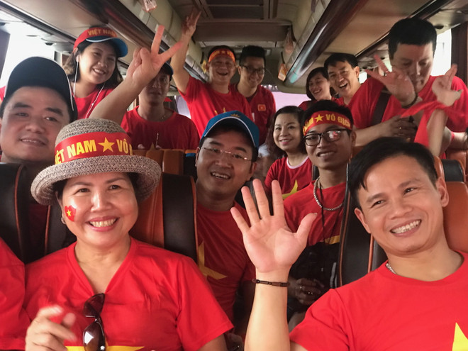 Cổ động viên Việt Nam tạo thành làn sóng đỏ rực sân bay Jakarta ảnh 4