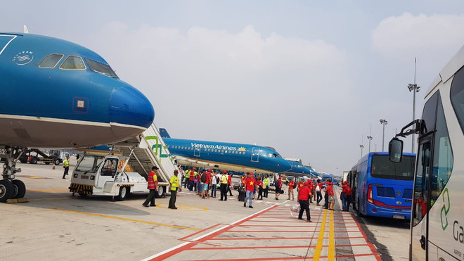 Cổ động viên Việt Nam tạo thành làn sóng đỏ rực sân bay Jakarta ảnh 1