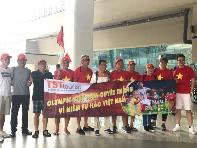Cổ động viên Việt Nam tạo thành làn sóng đỏ rực sân bay Jakarta ảnh 2
