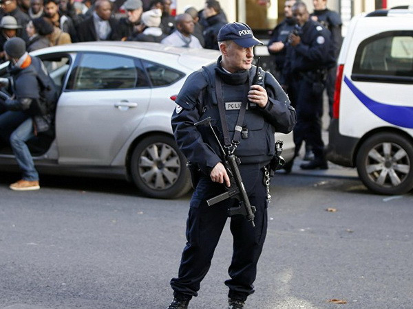 Pháp: Nhận diện mới về kẻ đeo đai bom giả tấn công đồn cảnh sát ảnh 1