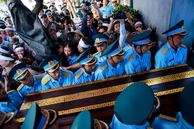 Người thân nghẹn ngào đón Đại tá Trần Quang Khải về với đất Mẹ ảnh 2