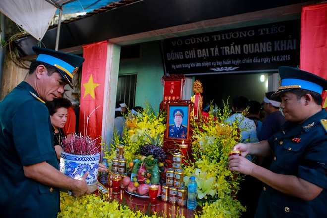 Người thân nghẹn ngào đón Đại tá Trần Quang Khải về với đất Mẹ ảnh 7