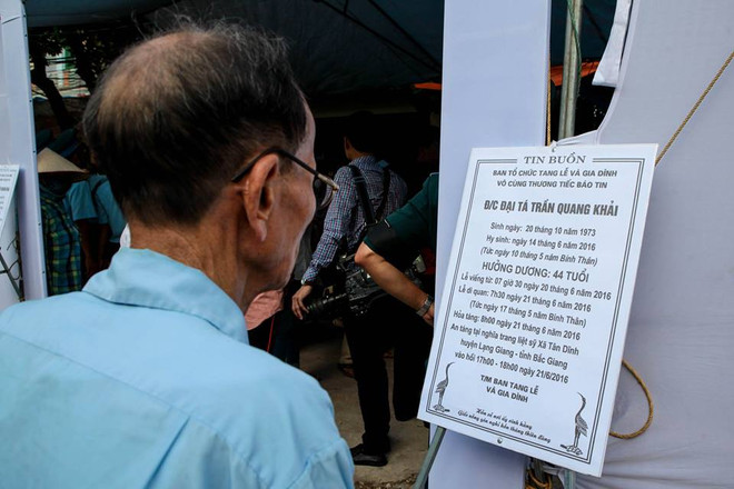 Người thân nghẹn ngào đón Đại tá Trần Quang Khải về với đất Mẹ ảnh 9