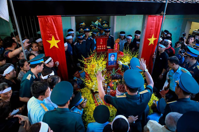 Người thân nghẹn ngào đón Đại tá Trần Quang Khải về với đất Mẹ ảnh 6