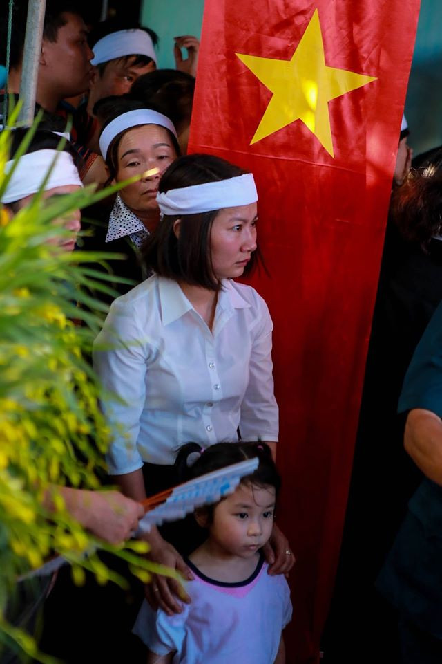 Người thân nghẹn ngào đón Đại tá Trần Quang Khải về với đất Mẹ ảnh 4