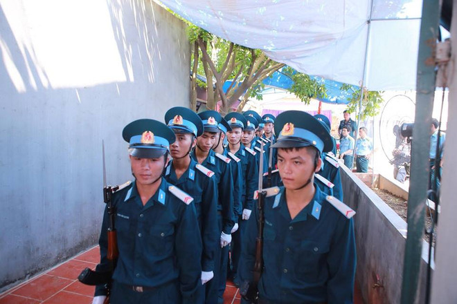 Người thân ngóng chờ linh cữu của đại tá Trần Quang Khải về quê ảnh 4