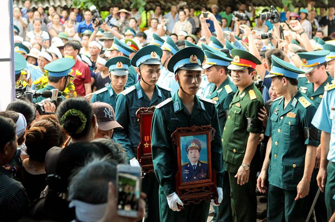 Người thân nghẹn ngào đón Đại tá Trần Quang Khải về với đất Mẹ ảnh 1