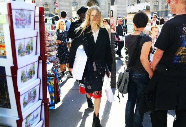 Mãn nhãn ngắm các tín đồ thời trang trên đường phố Paris ảnh 1