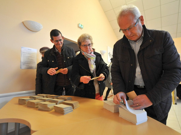 Cuộc bầu cử Tổng thống Pháp chính thức bước vào vòng 2 ảnh 1