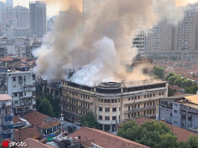 Video hiện trường vụ cháy khách sạn trăm năm tuổi ở Trung Quốc ảnh 1