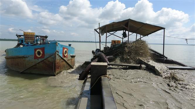 Các tàu hút cát trái phép trong lòng hồ Dầu Tiếng bị bắt giữ. (Ảnh: TTXVN phát) Xử lý ngay phương tiện sai phạm trong khai thác cát, sỏi trên sông ảnh 1