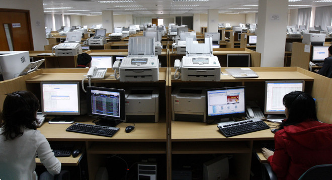 Hai sàn chìm trong sắc đỏ, tổng giá trị giao dịch trên 5.700 tỷ đồng ảnh 1