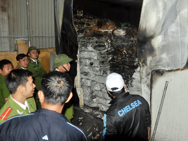 Kho hàng đông lạnh cháy lớn, nhiều hàng hải sản bị thiêu rụi ảnh 1