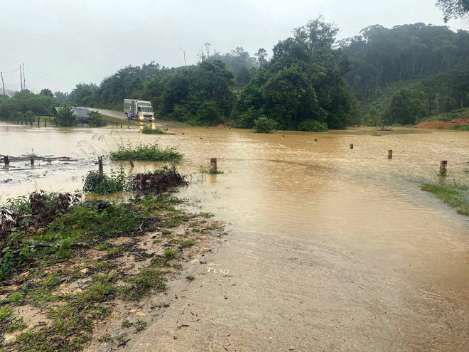 Kon Tum khẩn trương khắc phục thiệt hại do mưa lũ gây ra ảnh 1