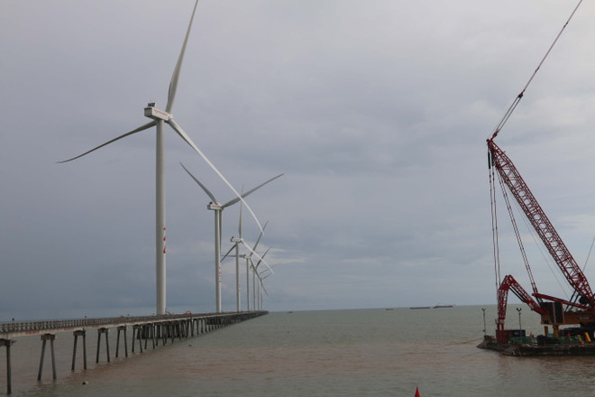 Các trụ điện gió đã được lắp đặt. (Ảnh: Phúc Sơn/TTXVN) Hoàn thành lắp đặt trụ điện gió dự án điện gió Đông Hải 1-Trà Vinh ảnh 1