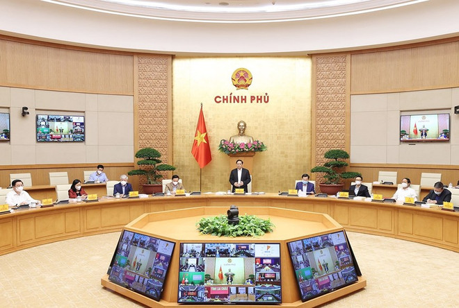 Thủ tướng chủ trì Hội nghị sơ kết công tác phòng chống đợt dịch thứ 4. (Ảnh: Dương Giang/TTXVN) Nới lỏng giãn cách, từng bước chuyển sang thích ứng an toàn, linh hoạt ảnh 1