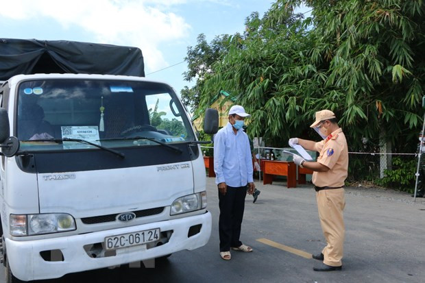 Chốt kiểm soát 832 trên đoạn đường giáp ranh huyện Tân Trụ và huyện Bến Lức (tỉnh Long An). (Ảnh: Thanh Bình/TTXVN) Nới lỏng giãn cách, từng bước chuyển sang thích ứng an toàn, linh hoạt ảnh 3