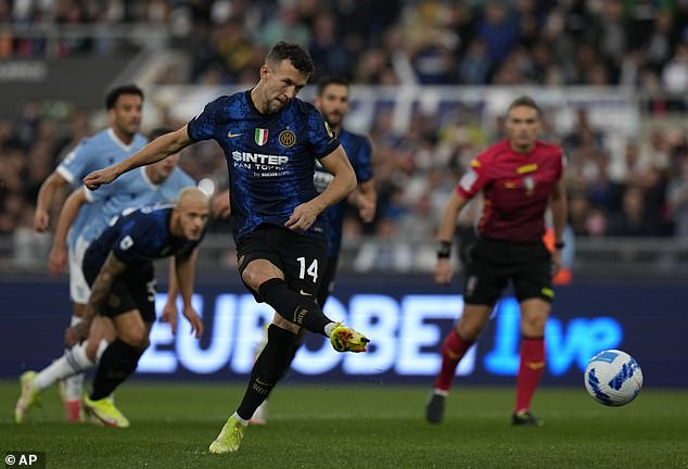 Perisic ghi bàn từ sớm nhưng Inter vẫn bại trận. (Nguồn: AP) AC Milan lên đỉnh Serie A sau màn ngược dòng ngoạn mục, Inter thảm bại ảnh 2