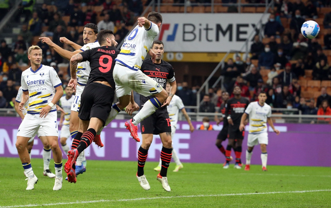 Giroud mở đầu cho màn ngược dòng của AC Milan. (Nguồn: AP) AC Milan lên đỉnh Serie A sau màn ngược dòng ngoạn mục, Inter thảm bại ảnh 1