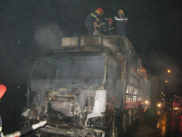 Sẽ thu thập mẫu xăng dầu để xác định nguyên nhân gây cháy xe ảnh 1