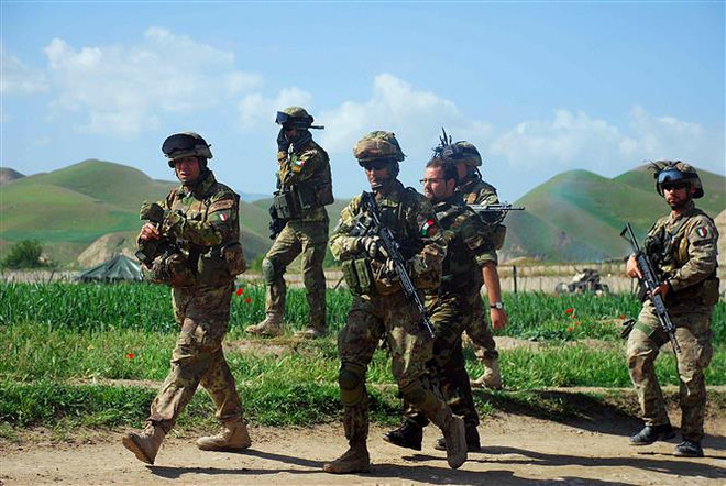 Binh sỹ Italy tuần tra tại tỉnh Badghis, Afghanistan. (Ảnh: AFP/TTXVN) Vai trò của Italy trong quan hệ đối tác quốc phòng xuyên Đại Tây Dương ảnh 1