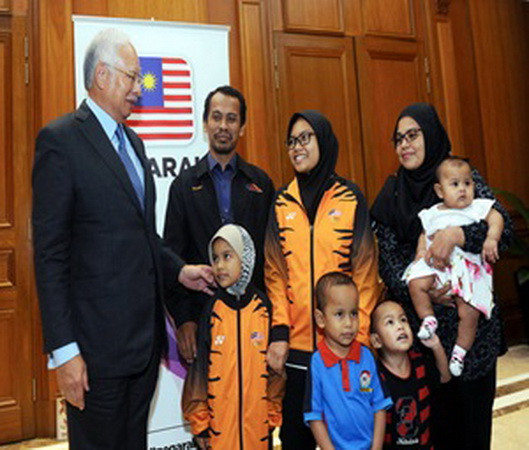 Thủ tướng Malaysia tuyên dương người bán nhà cho con đi thi cờ ảnh 1