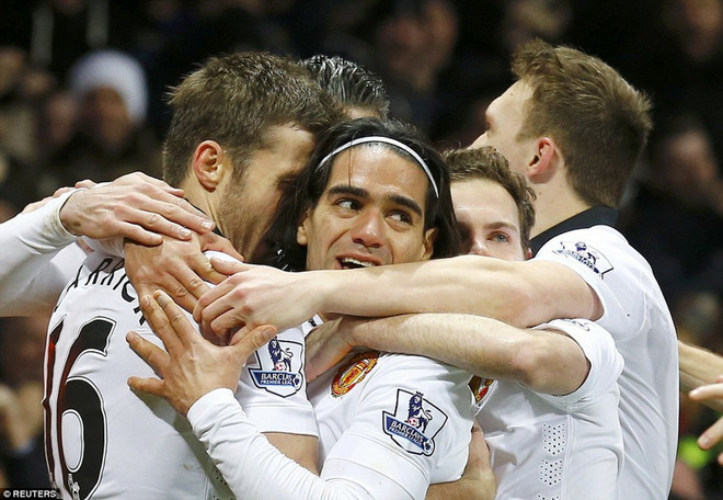 Falcao chỉ có thể giúp M.U giành được 1 điểm. (Nguồn: Reuters) Kết quả: Man United đứt mạch chiến thắng, Real vô địch thế giới ảnh 1